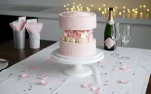 Fault Line Cake decorada con flores y perlas en la franja central, tarta de línea rota paso a paso