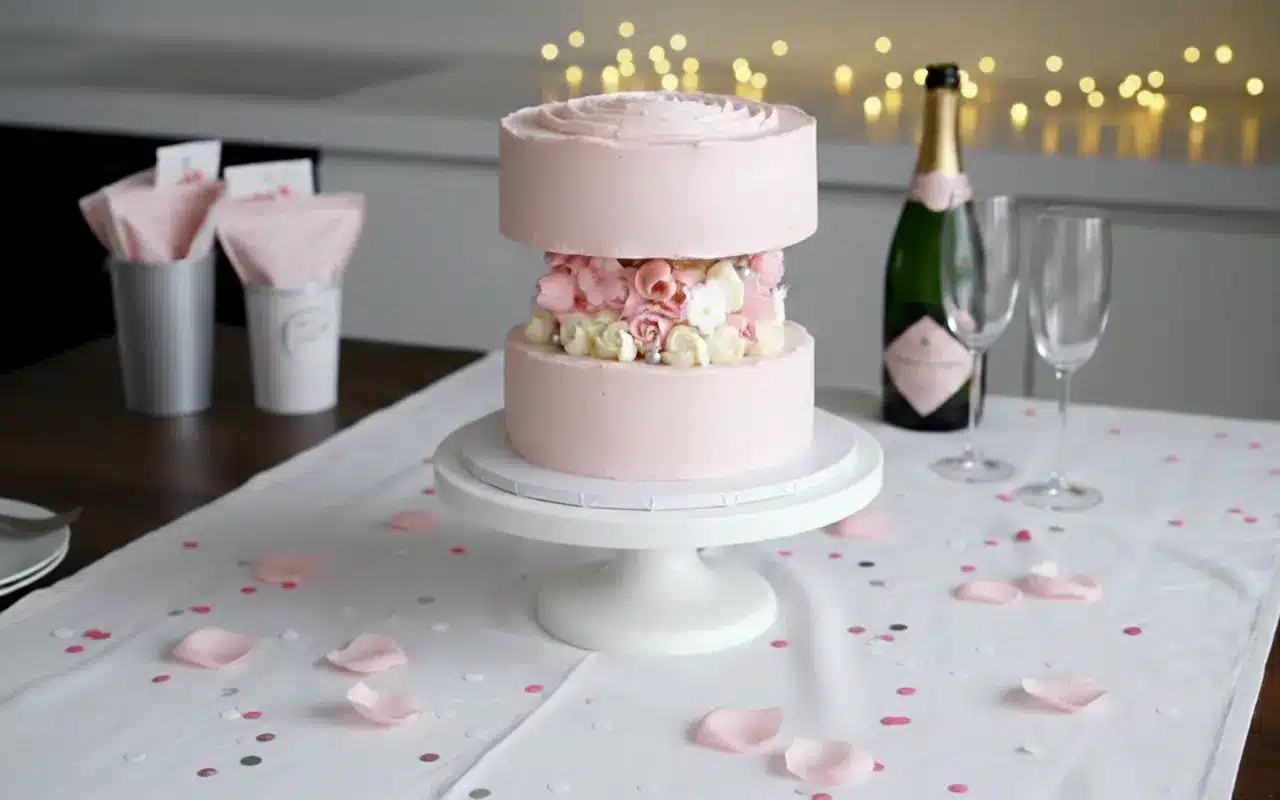 Fault Line Cake decorada con flores y perlas en la franja central, tarta de línea rota paso a paso