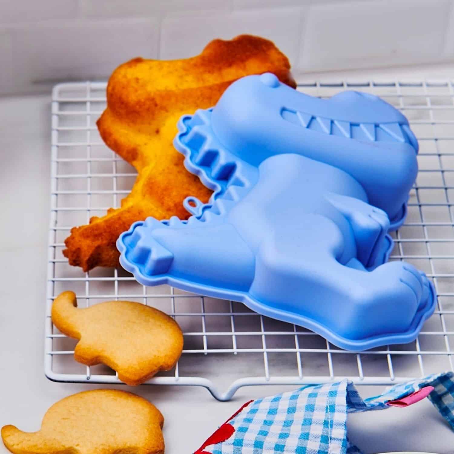 KIT DE REPOSTERIA MOLDE DE SILICONA Y UTENSILIOS WILTON - DINOSAURIO 2 KIT DE REPOSTERIA MOLDE DE SILICONA Y UTENSILIOS WILTON - DINOSAURIO - Imagen 2